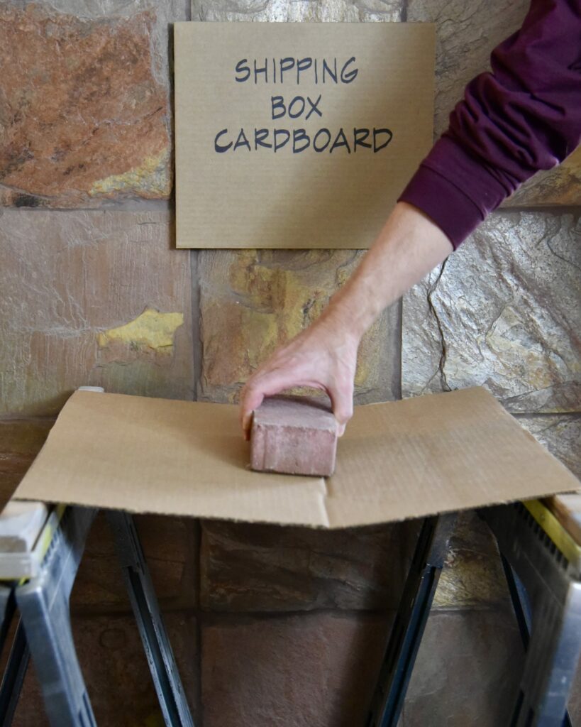 Effondrement du carton d'une boîte d'expédition ordinaire avec une seule brique