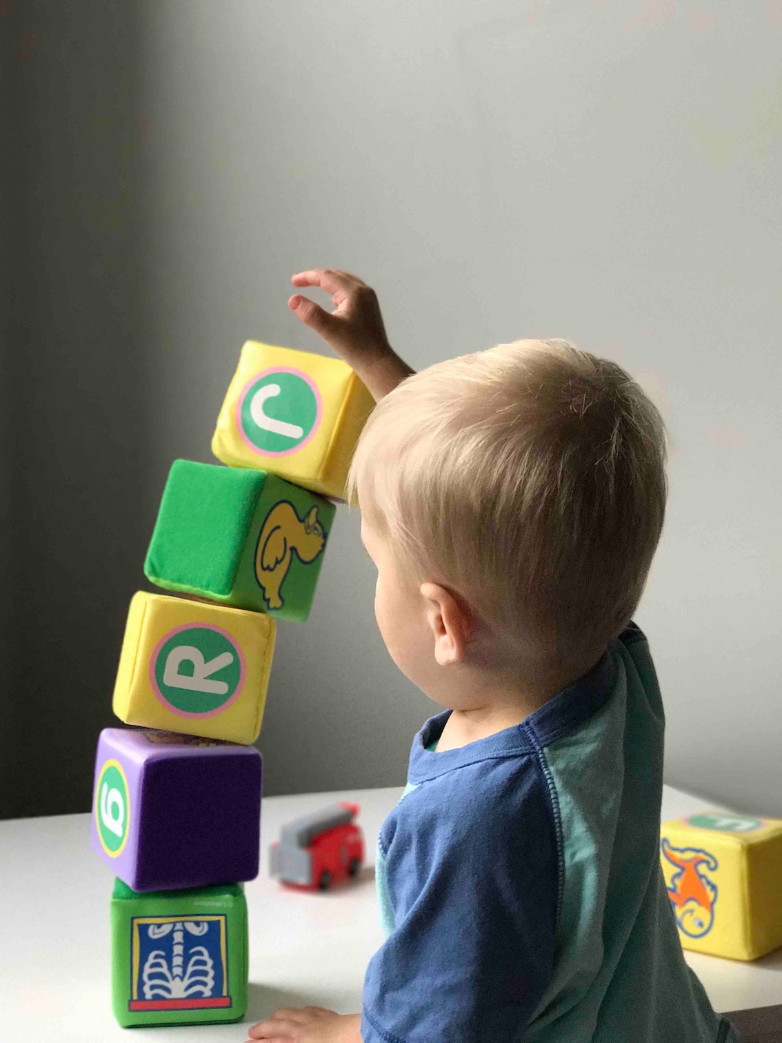 Kleinkind benutzt Blöcke als Bauspielzeug